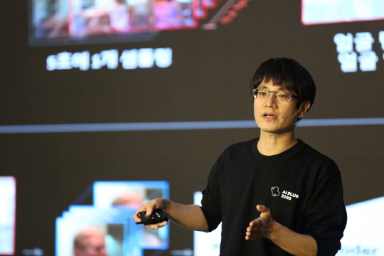 '2020 인공지능 그랜드 챌린지'서 수상의 영예를 안은 이스트소프트 연구팀이 지난해 10월 7일 'AI 플러스(PLUS) 2020' 콘퍼런스에서 발표하고 있다. 이스트소프트 제공